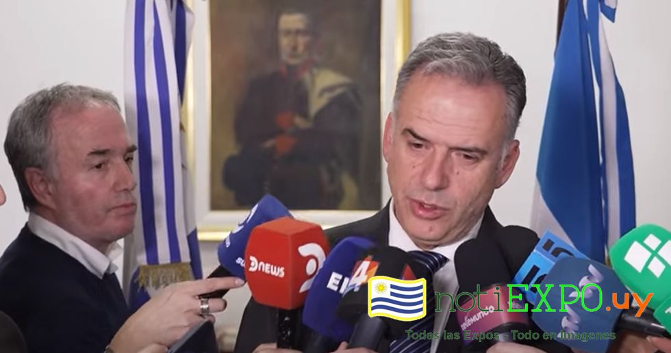 El Presidente Yamandu Orsi responde a la prensa en la Republica Argentina.