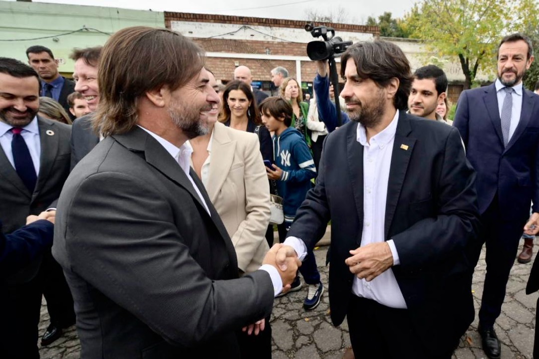 El Intendente de Canelones saluda al Presidente Lacalle en Cardal - Florida.