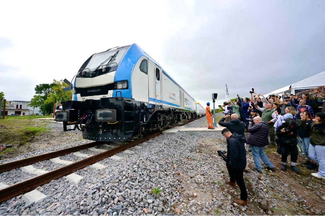 El tren corriendo por las vias y estacionando en Cardal - Florida