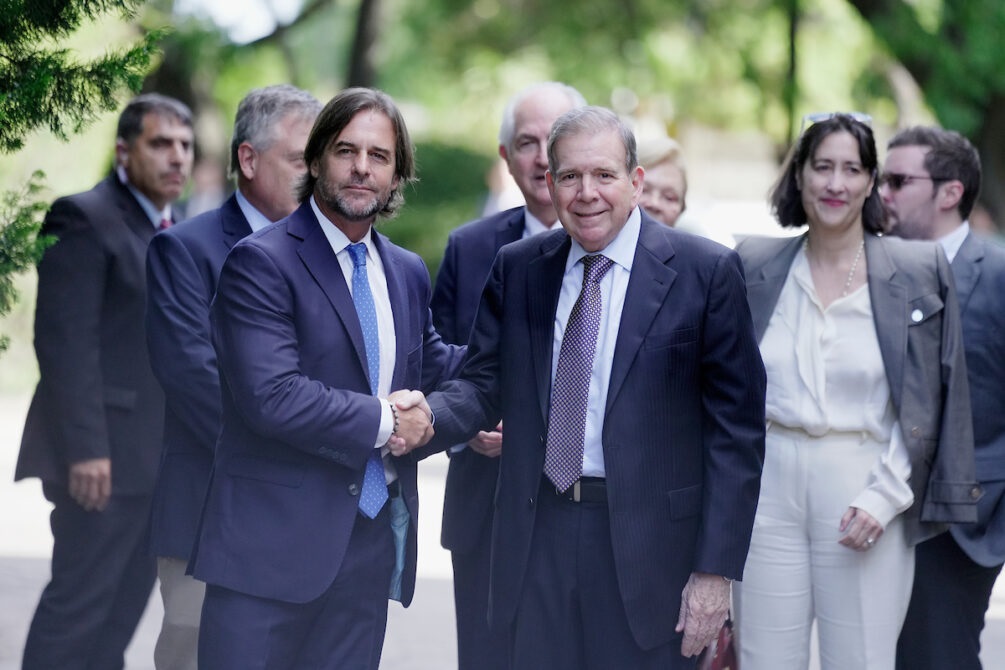 El Presidente Luis Lacalle Pou saluda al excandidato venezolano Edmundo Gonzalez Urrutia.