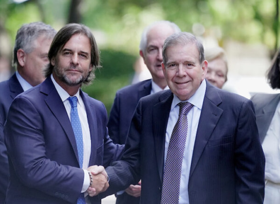 El Presidente Luis Lacalle Pou saluda al excandidato venezolano Edmundo Gonzalez Urrutia.