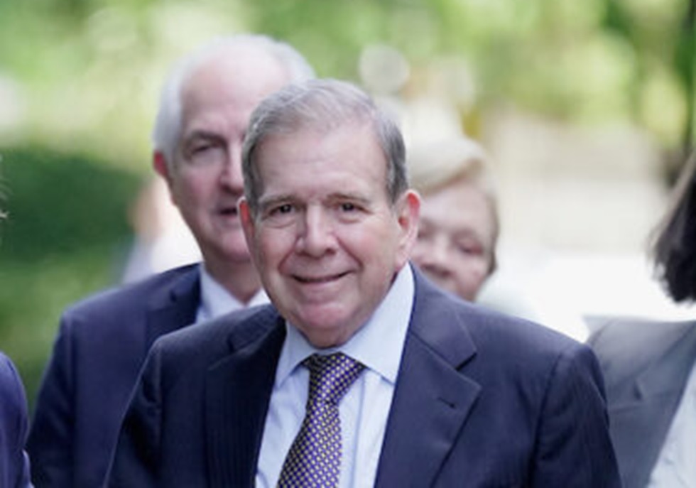 El Presidente Luis Lacalle Pou saluda al excandidato venezolano Edmundo Gonzalez Urrutia.