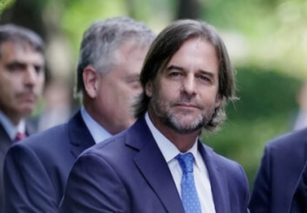 El Presidente Luis Lacalle Pou saluda al excandidato venezolano Edmundo Gonzalez Urrutia.