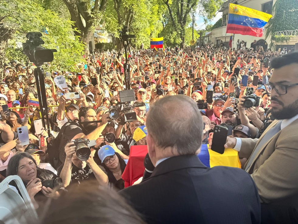 El Presidente Luis Lacalle Pou saluda al excandidato venezolano Edmundo Gonzalez Urrutia.