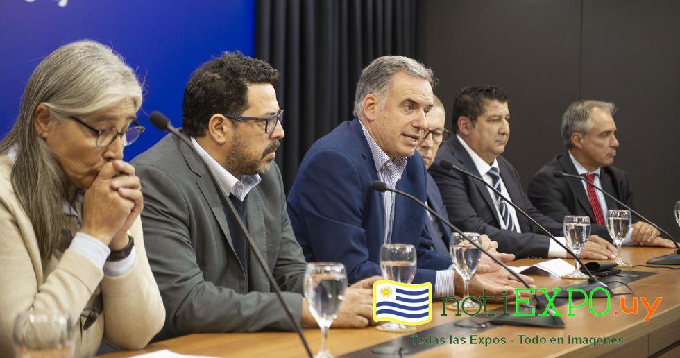 El Presidente Yamandu Orsi y sus ministros en conferencia con Via Central.