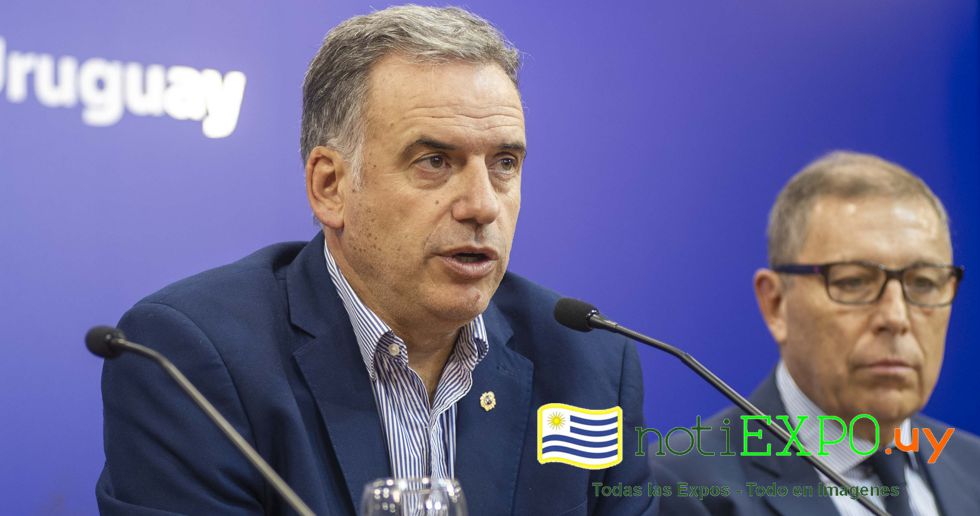 El Presidente Yamandu Orsi y sus ministros en conferencia con Via Central.