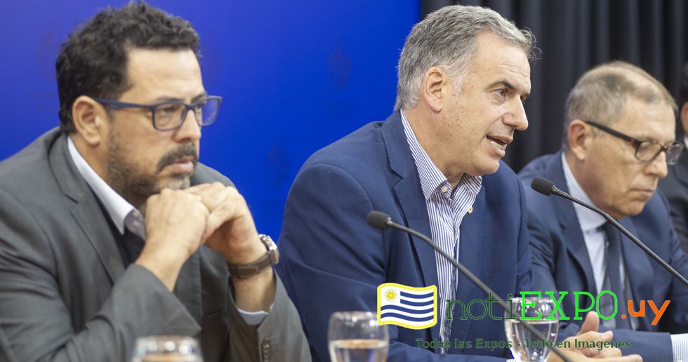 El Presidente Yamandu Orsi y sus ministros en conferencia con Via Central.