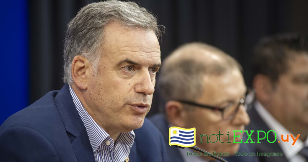El Presidente Yamandu Orsi y sus ministros en conferencia con Via Central.