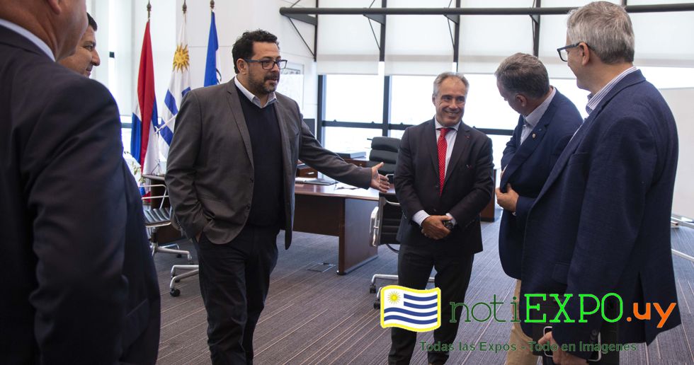 El Presidente Yamandu Orsi y sus ministros en conferencia con Via Central.