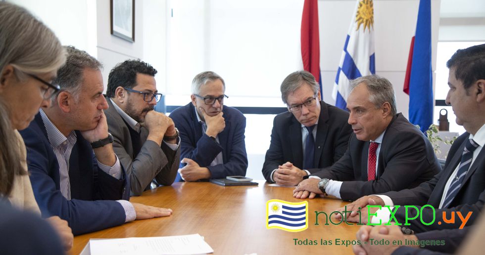 El Presidente Yamandu Orsi y sus ministros en conferencia con Via Central.