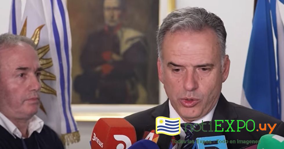 El Presidente Yamandu Orsi responde a la prensa en la Republica Argentina.