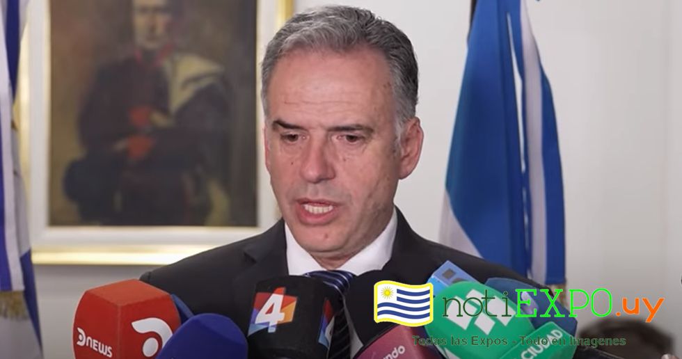 El Presidente Yamandu Orsi responde a la prensa en la Republica Argentina.