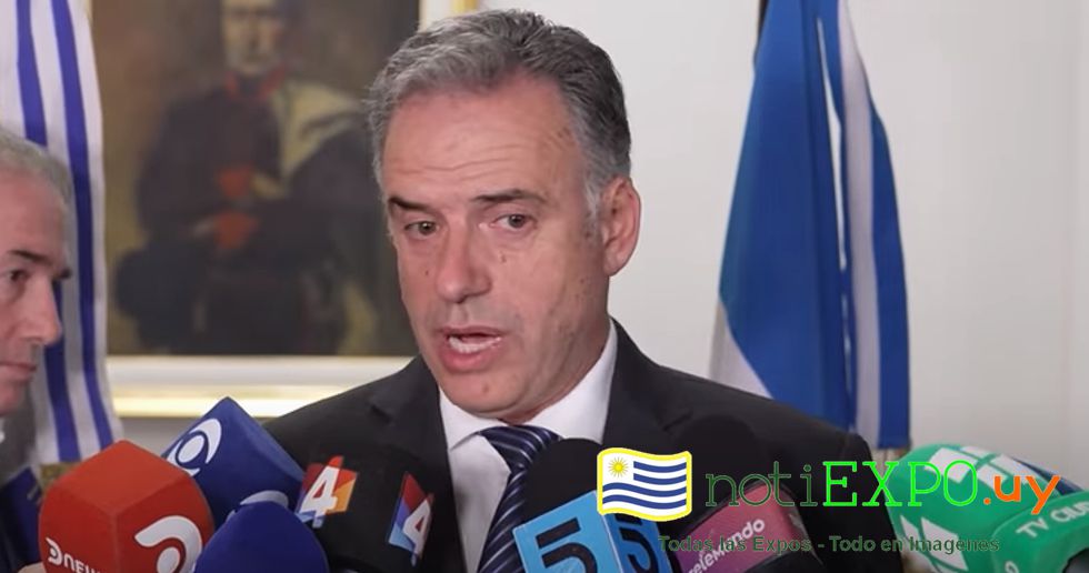 El Presidente Yamandu Orsi responde a la prensa en la Republica Argentina.