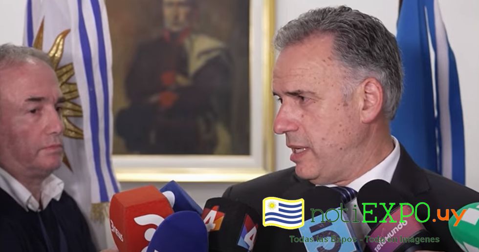 El Presidente Yamandu Orsi responde a la prensa en la Republica Argentina.