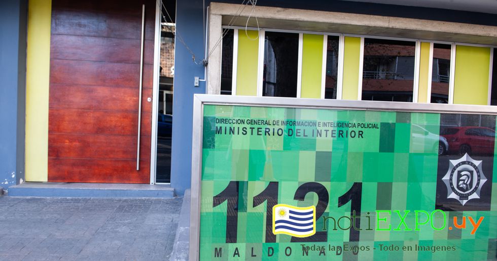 Las autoridades en el archivo del Ministerio del Interior.