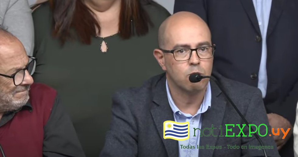 El Dr. Alvaro Danza Presidente de ASSE en conferencia.