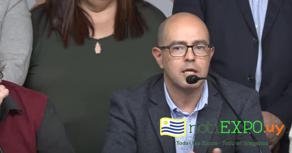 El Dr. Alvaro Danza Presidente de ASSE en conferencia.