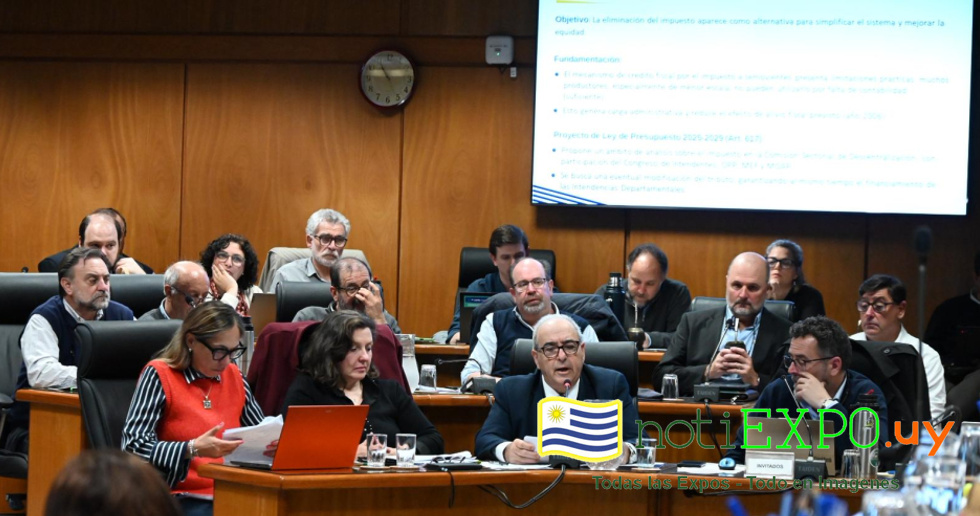El Ministro y todo el equipo en Comision de Presupuesto.