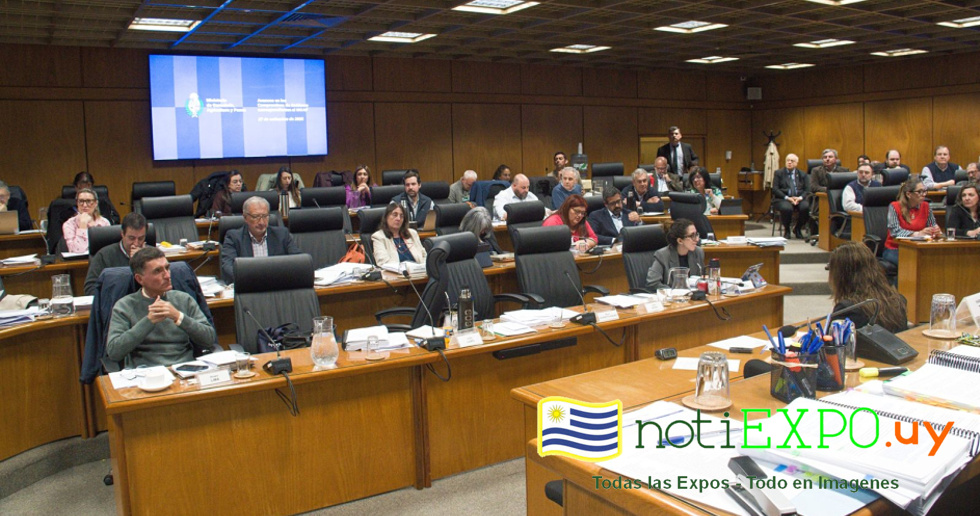 El Ministro y todo el equipo en Comision de Presupuesto.