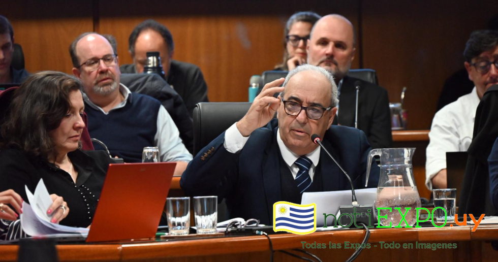 El Ministro y todo el equipo en Comision de Presupuesto.