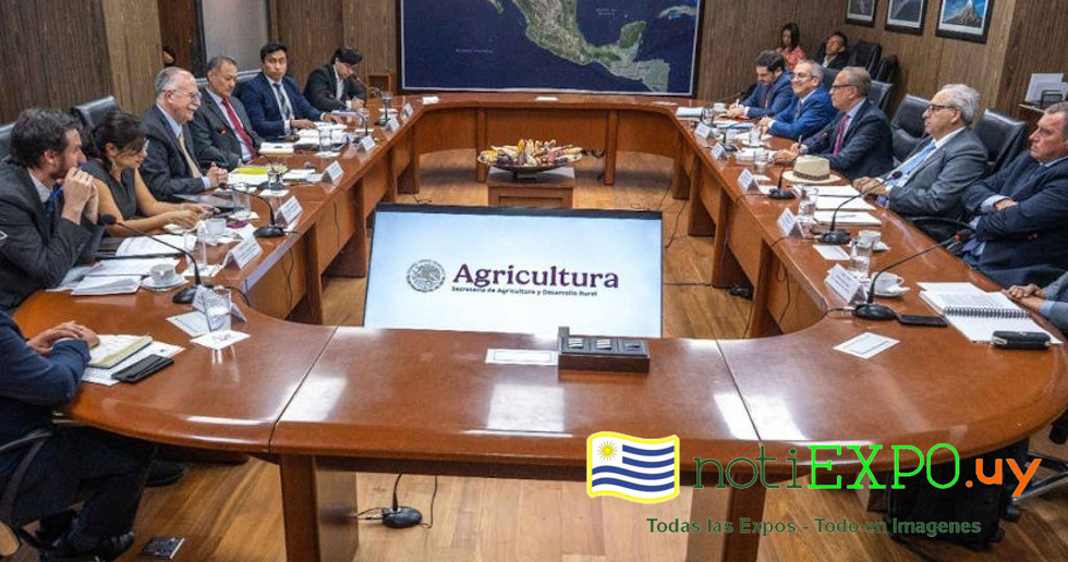 INAC con el Ministro en gira por Mexico.