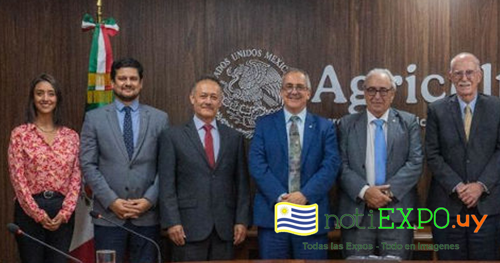 INAC con el Ministro en gira por Mexico.