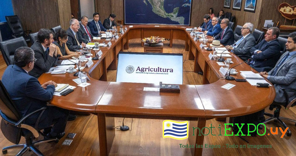 INAC con el Ministro en gira por Mexico.