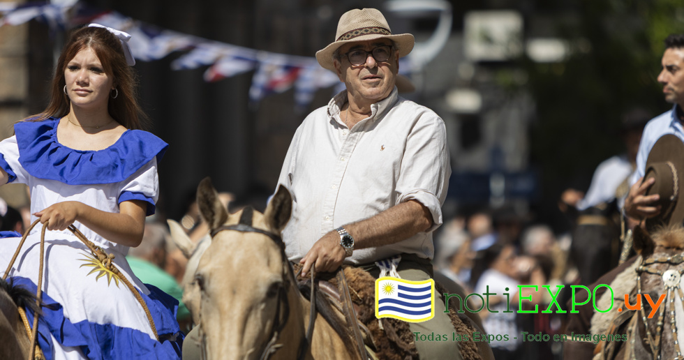 El Ministro de Ganaderia de Uruguay Alfredo Fratti desfila en la Patria Gaucha.