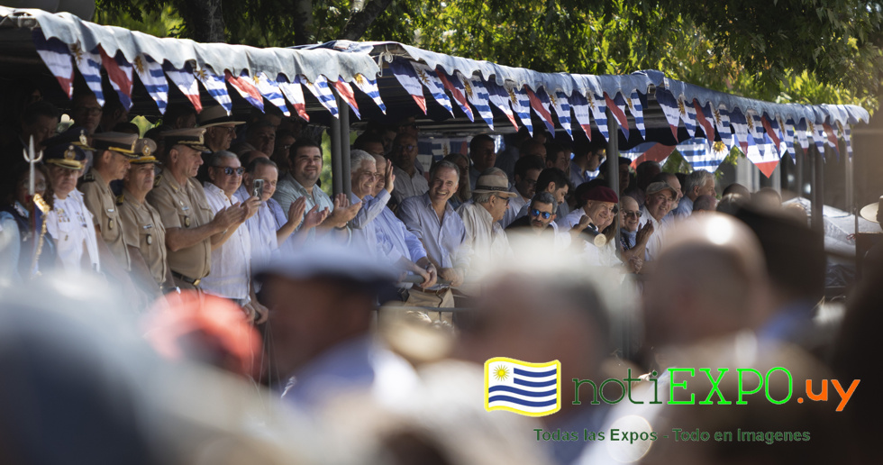 El Ministro de Ganaderia de Uruguay Alfredo Fratti desfila en la Patria Gaucha.