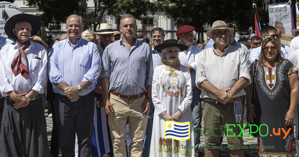 El Ministro de Ganaderia de Uruguay Alfredo Fratti desfila en la Patria Gaucha.