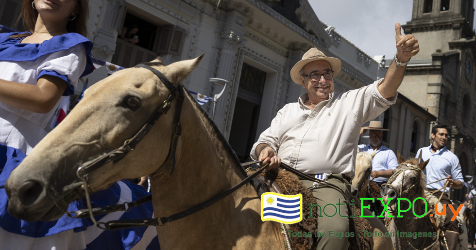 El Ministro de Ganaderia de Uruguay Alfredo Fratti desfila en la Patria Gaucha.