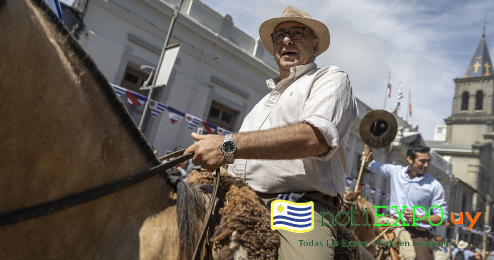 El Ministro de Ganaderia de Uruguay Alfredo Fratti desfila en la Patria Gaucha.