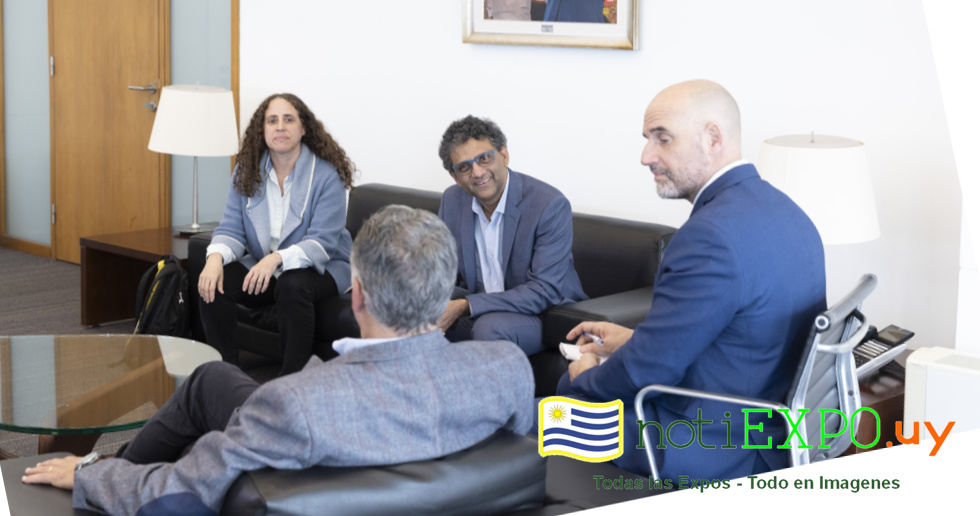 Florencia Haim de CEIBAL y Ben Gomes de GOOGLE con el Presidente Orsi.